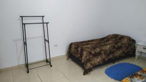 Quarto em Casa de Família